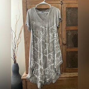 Advance Apparels Gray and White Floral V-Neck Tunic